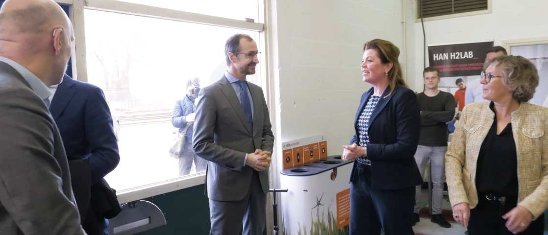 245363 Minister Wiebes bezoekt het waterstoflab Still video