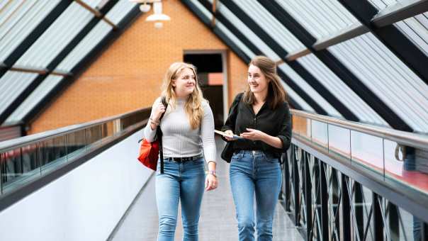 Kapittelweg 33 Nijmegen Ergotherapie studeren hbo opleiding studenten op loopbrug