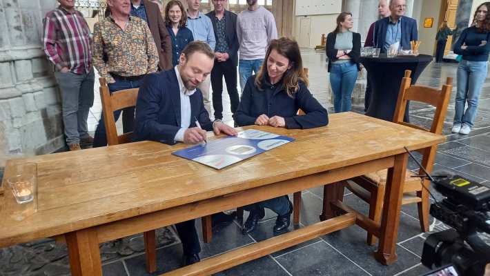 508795 Stichting Eusebius en de HAN Academie Engineering en Automotive zetten handtekening voor samenwerking in waterstof Livinglab project. 