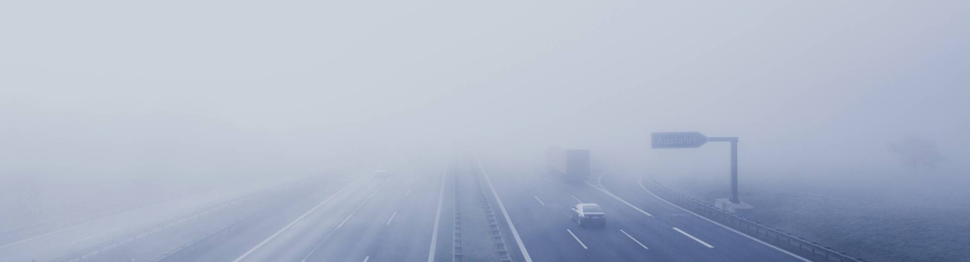 Stockfoto auto's in de mist