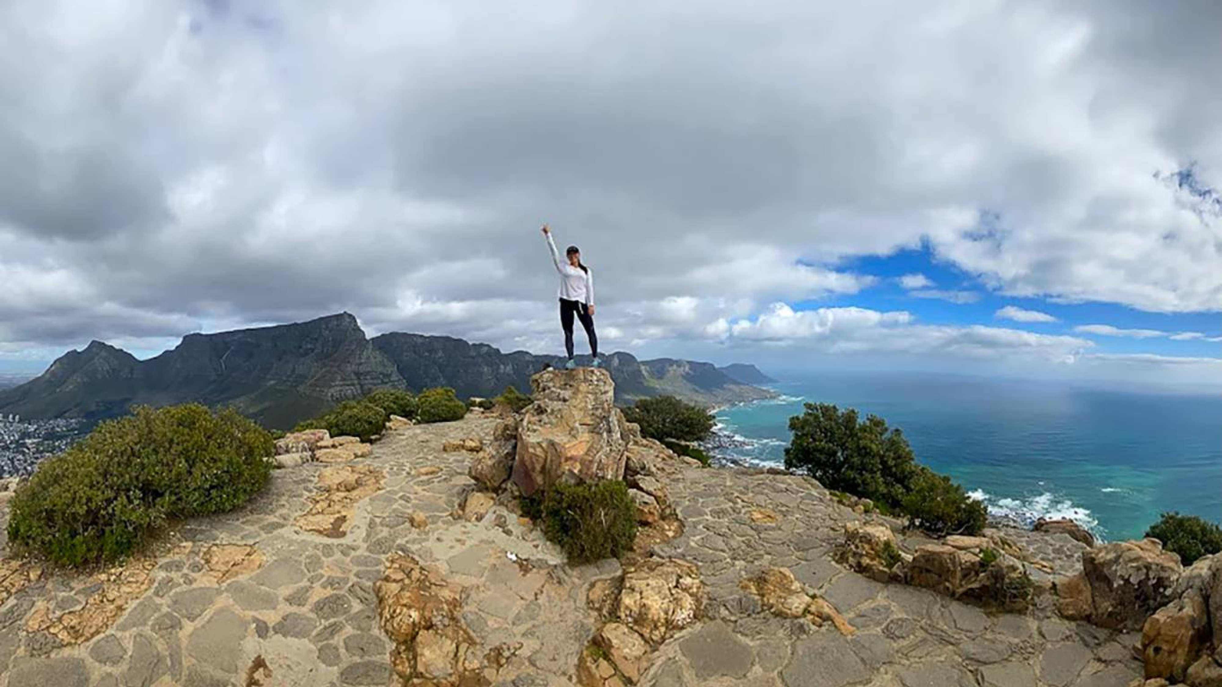 Sophia Petrocchi op de top van Lions Head bij Kaapstad