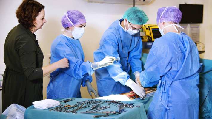 Medische Hulpverlening studenten oefenen operatie met docent