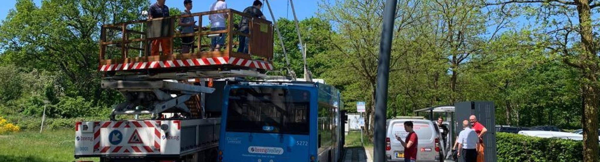 305801 Studenten werktuigboukunde en elektrotechniek werken aan de elektrische trolleybus in Arnhem (NH)
