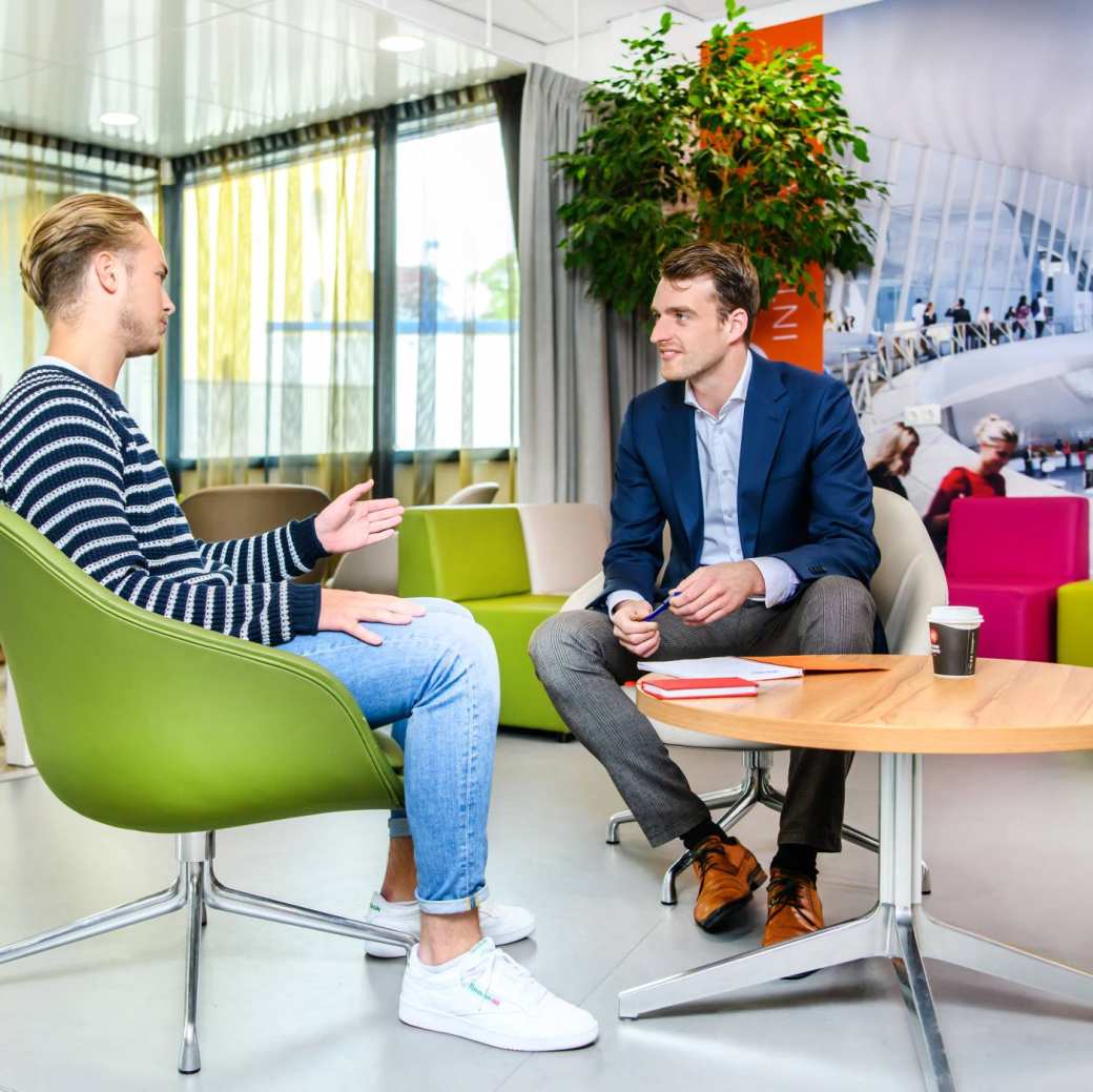 Twee mensen van de opleiding human resource management aan het overleggen op de campus in Arnhem