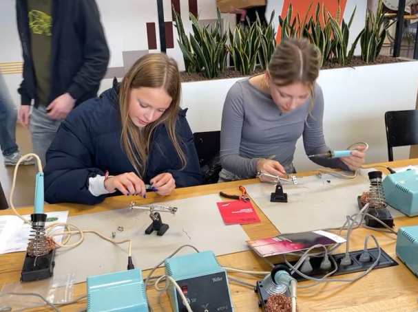 Workshop solderen op de Girls'Day 2024 bij de HAN in Arnhem