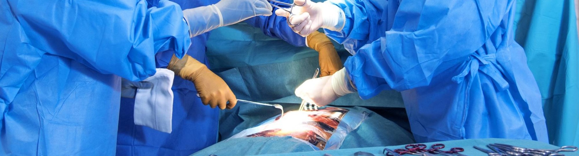 Medische Hulpverlening studenten oefenen operatie zonder docent