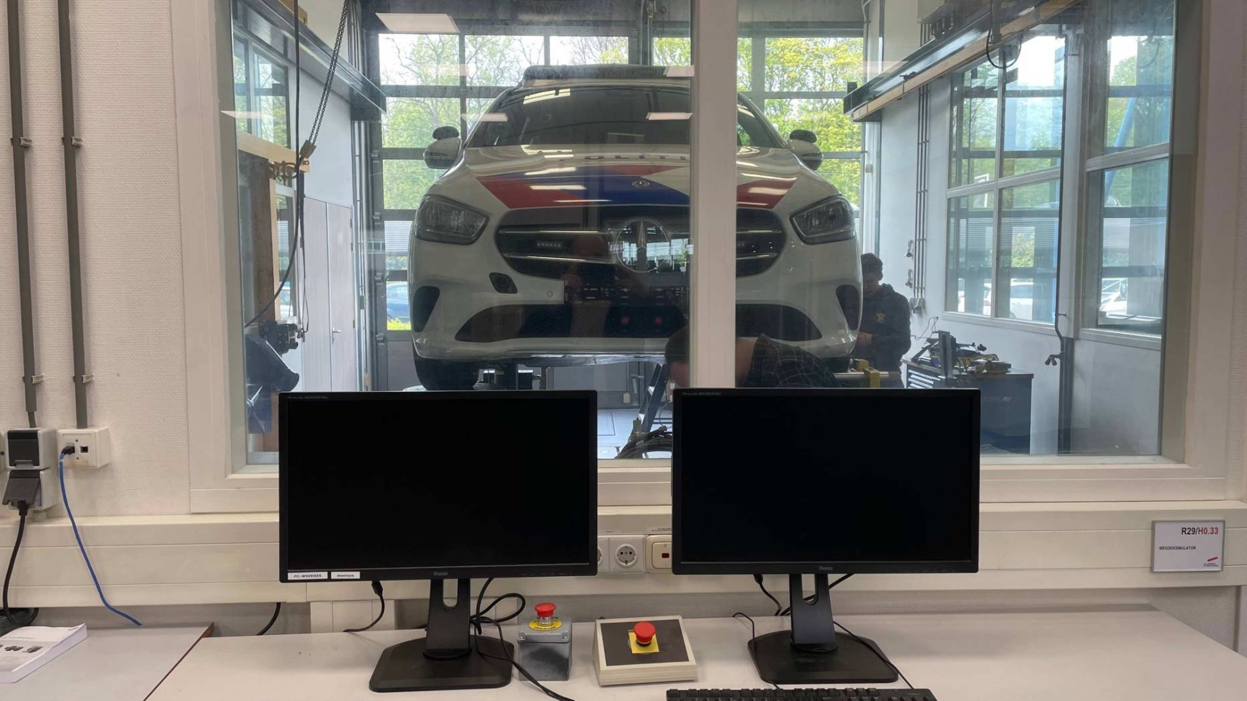 Wegdeksimulator test met een politieauto in het lab van de HAN Academie Engineering en Automotive