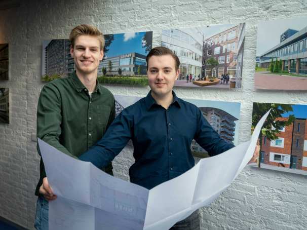 Bob van Aalst en Stijn van den Broek bij kaart - Tech Gelderland