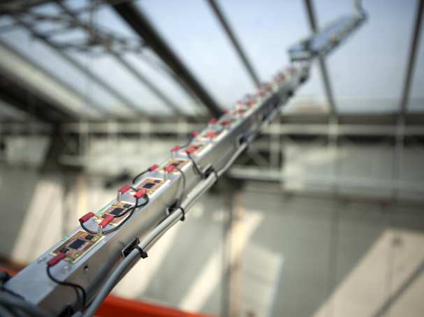 266918 Zonnecellen worden op een dak in winkelcentrum Overvecht geplaatst
