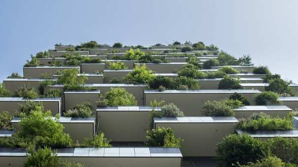 betonnen wand met groen balkons van onderaf gefotografeerd