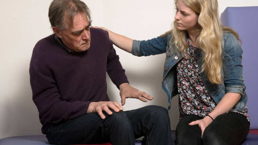 een acteur speelt een psychiatrisch patient in een rollenspel met een verpleegkundige