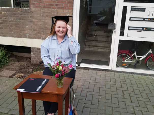 iris karpenko ontvangt haar diploma ergotherapie aan huis