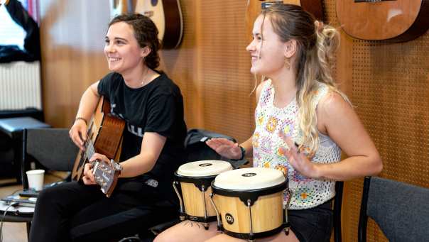 426162 2 meisjes spelen muziek in muzieklokaal