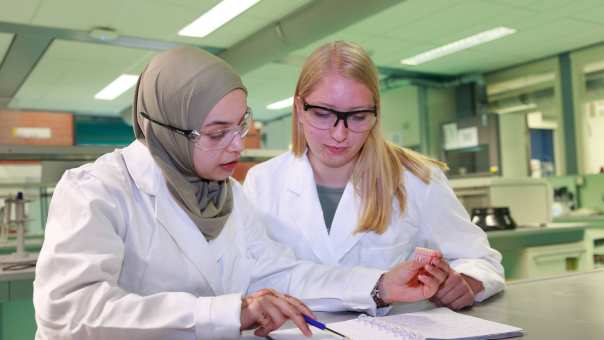 436029 Studenten master Molecular Life Sciences Lisan Scholten en Nouhaila Belkassem tijdens een praktijkles op het lab