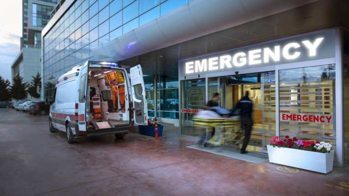 237714 ambulance bij ingang ziekenhuis