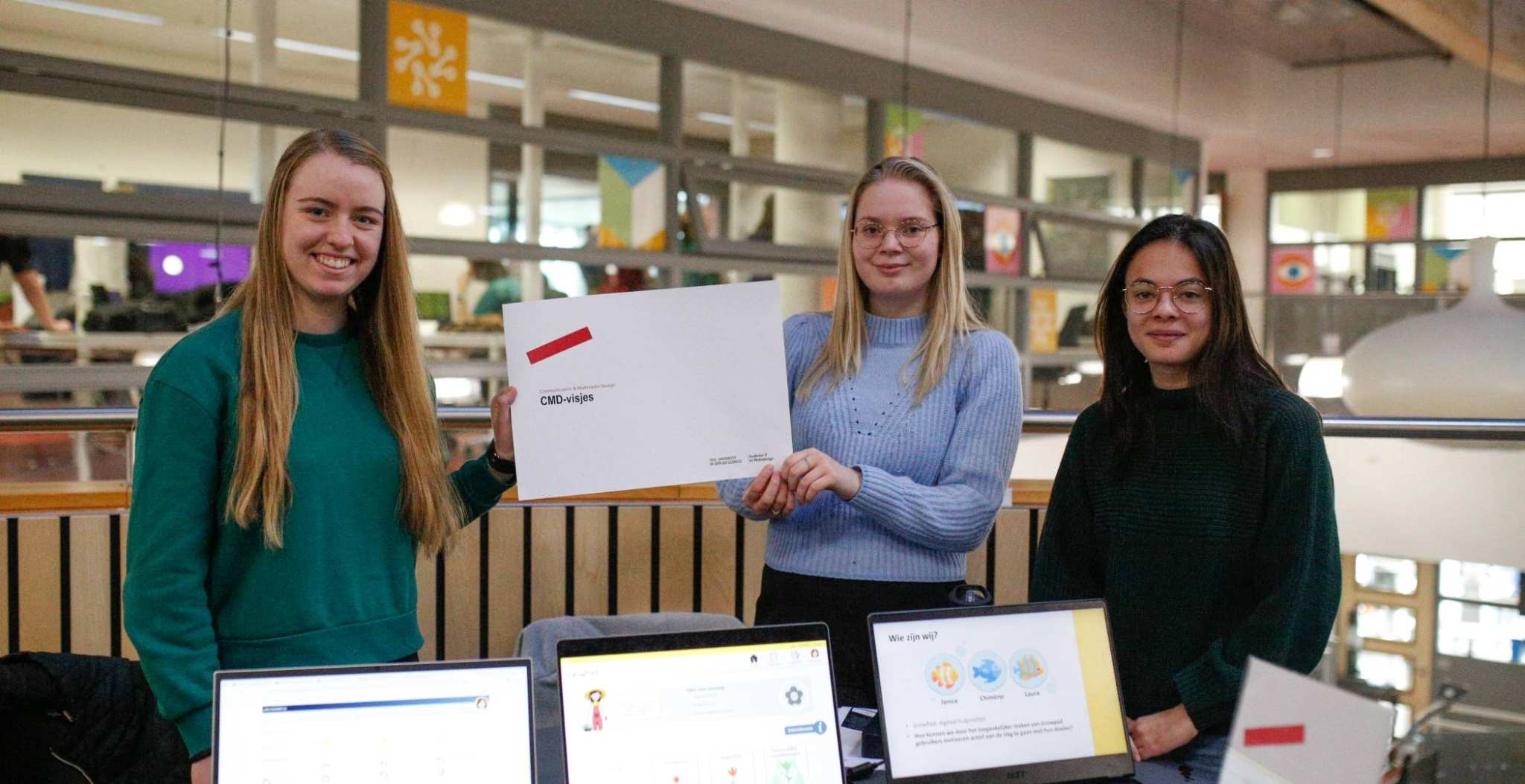 drie studenten cmd presenteren hun prototype op de projectenmarkt van open up your talent