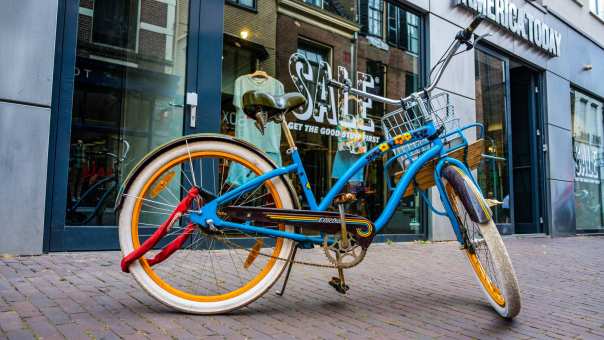 98859 Arnhem fiets in winkelstraat