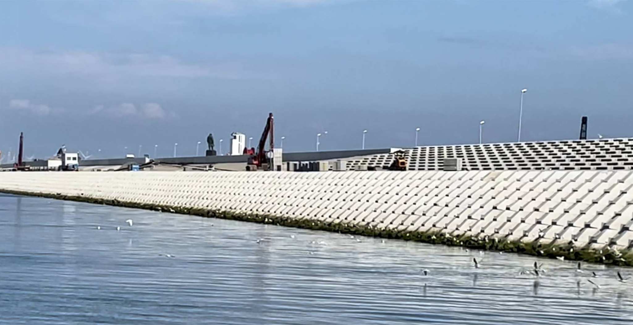 Betonnen quattroblocks verstevigen de wadzijde van de Afsluitdijk