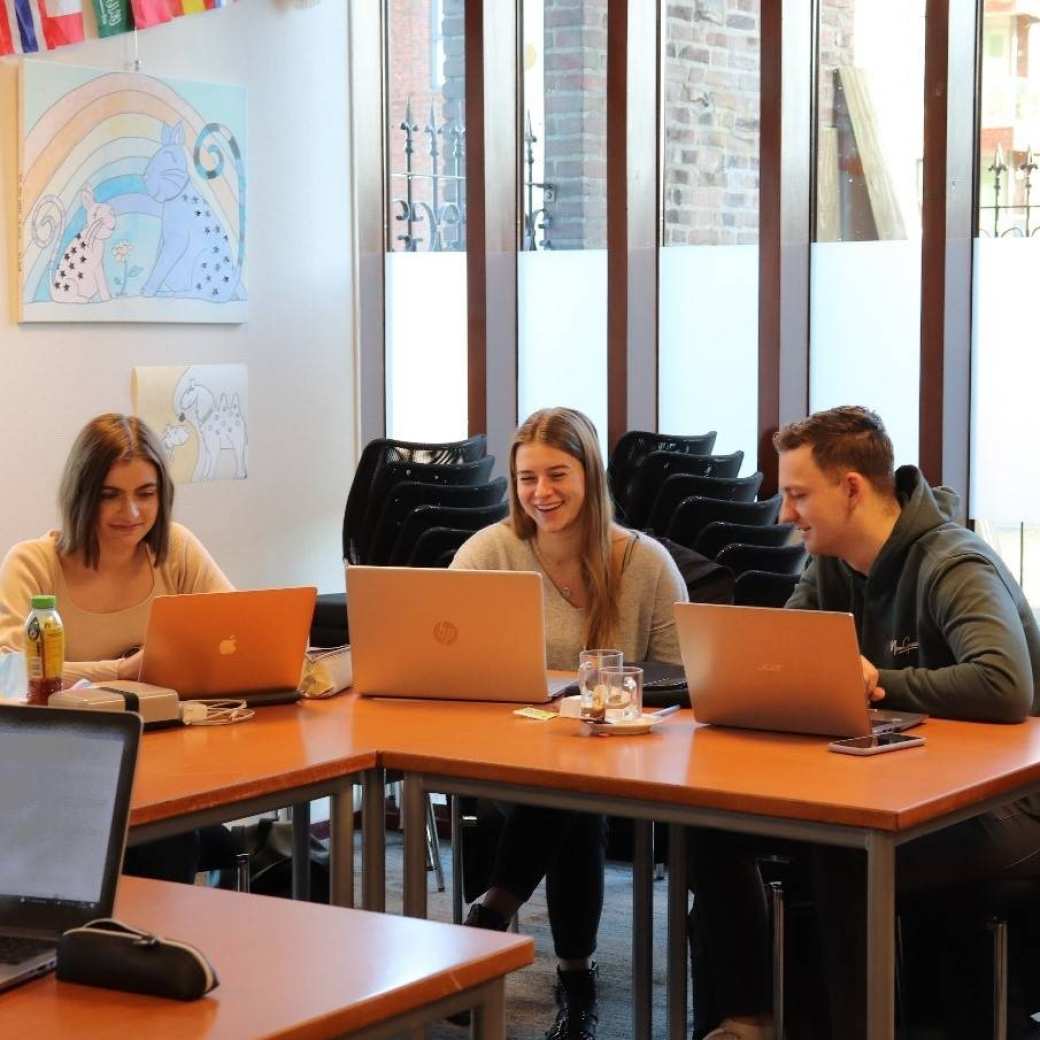 Studenten aan het werk bij MFA De Valuwe in Cuijk