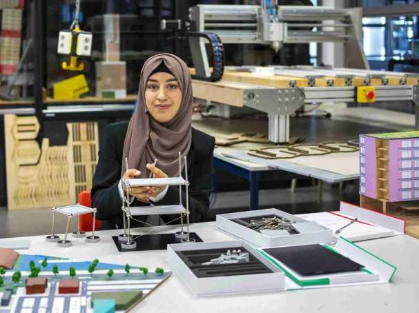 Sumya Mobder  in de maquettewerkplaats van de HAN-opleiding Bouwkunde