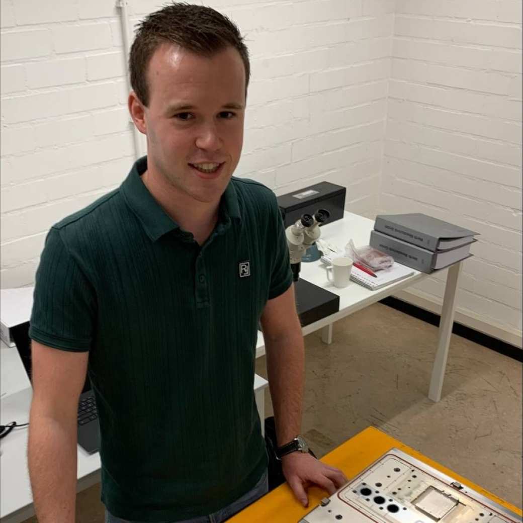 Harm van Marwijk, student Werktuigbouwkunde, bij een mold set van zijn stagebedrijf Boschman Advanced Packaging Technology
