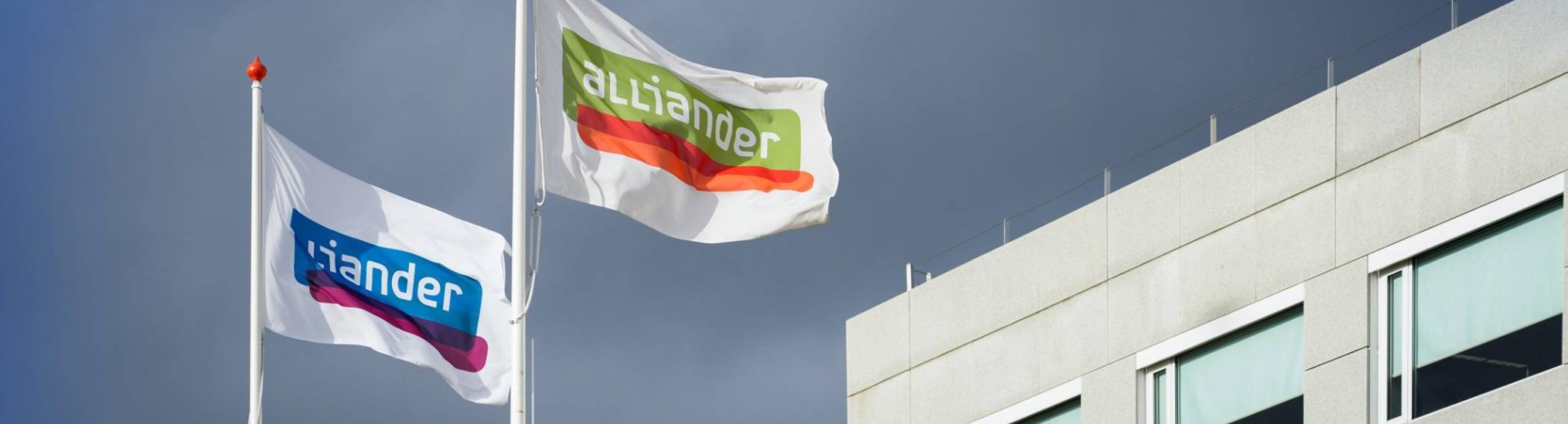 371918 De vlag van Alliander wappert voor een gebouw. Seece