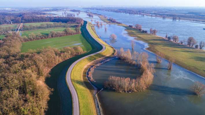 354260 luchtfoto rivierenlandschap hoogwater A50 richting Loenen