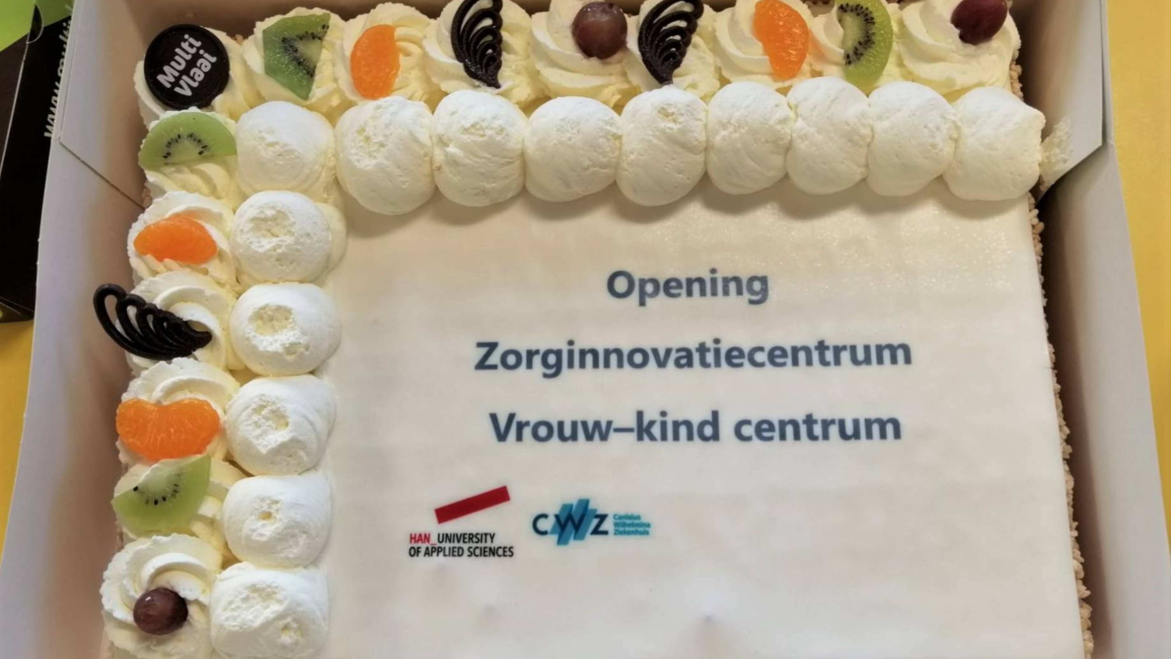 466851 Het Canisius Wilhelmina Ziekenhuis en de Hogeschool van Arnhem openen het eerste zorg innovatie centrum. Een feestelijk moment waar taart niet mocht ontbreken.