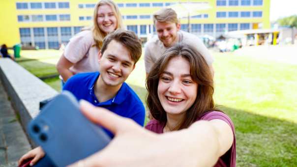 307118 Studenten buiten mobiel selfie