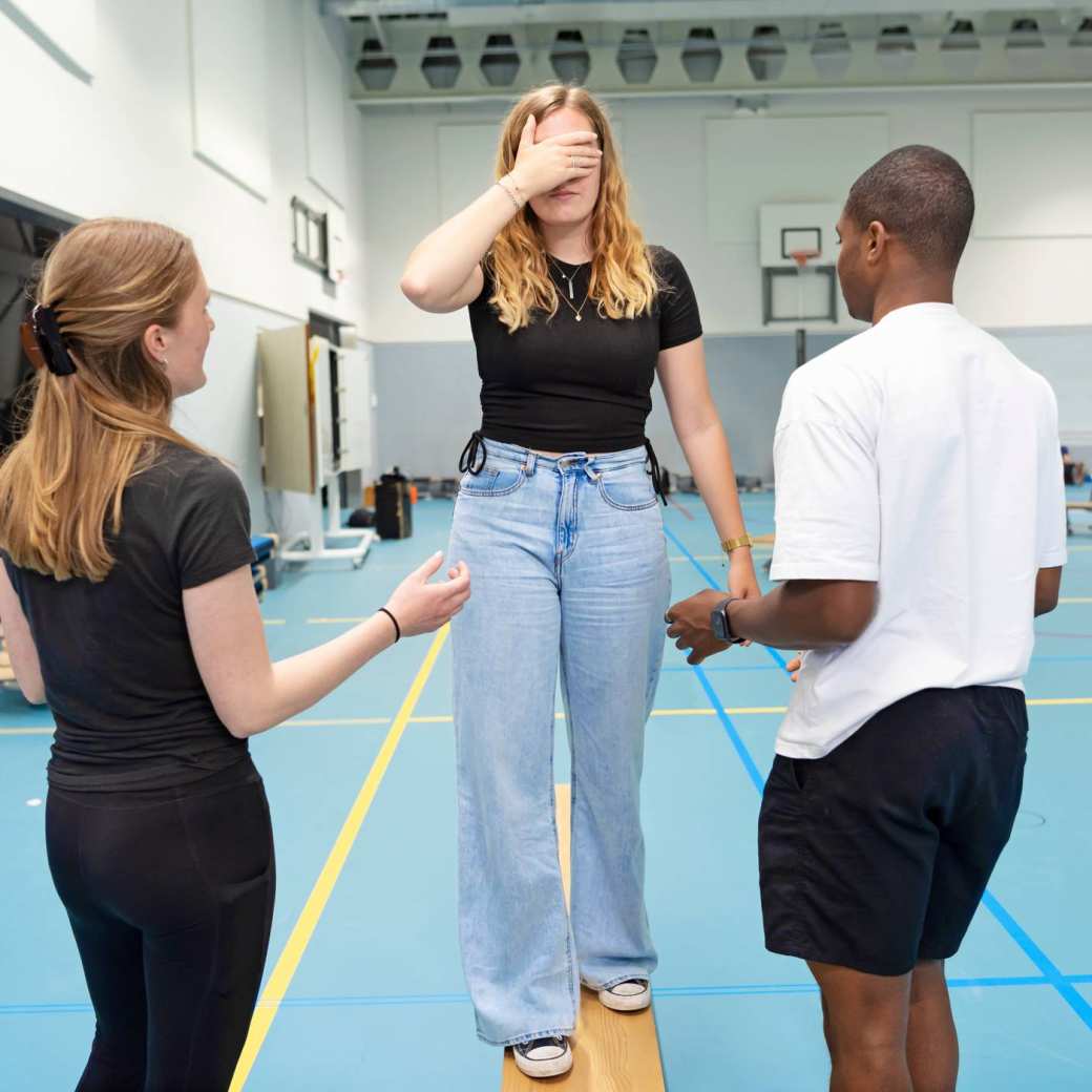 Studenten Psychomotorische Therape aan het werk in een gymzaal.