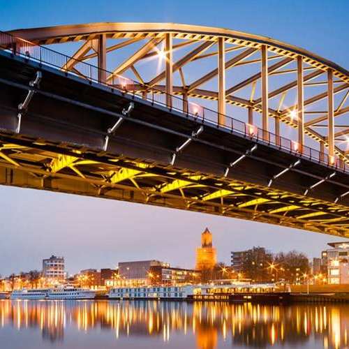 De brug van Arnhem in de avond