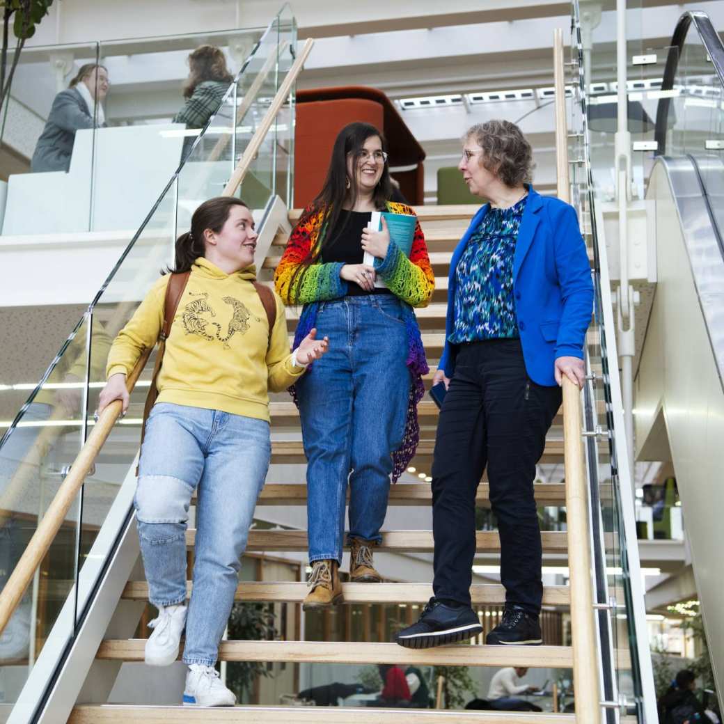 3 studenten van de Educatie masteropleidingen in gesprek op de trap op Kapittelweg 35 Nijmegen