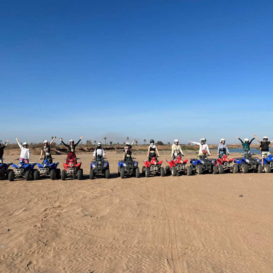 studenten op quads in marrakech