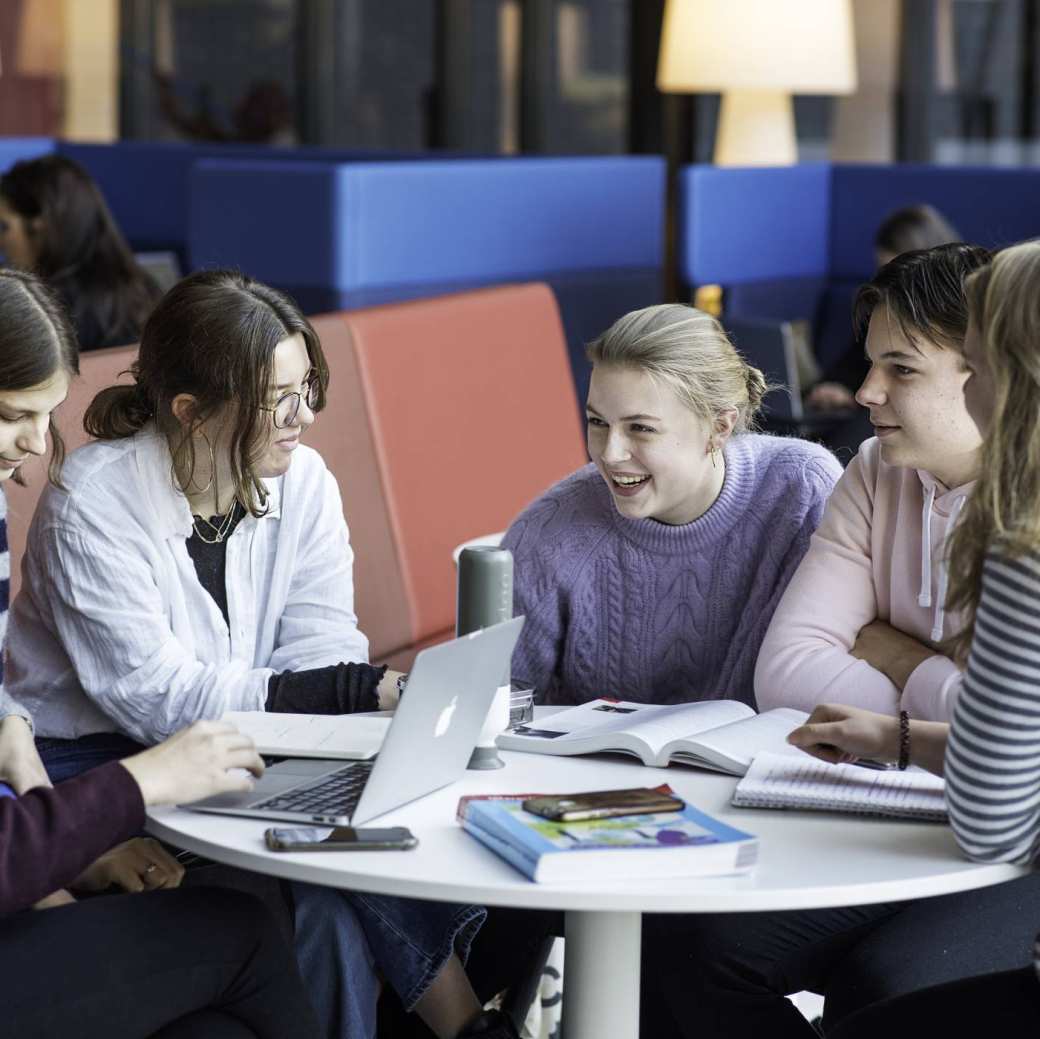 128832 GGM K33 kantine rood zitje groep studenten