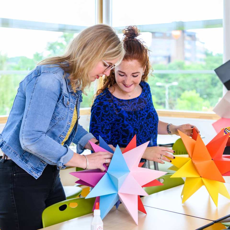 studenten maken papieren ster