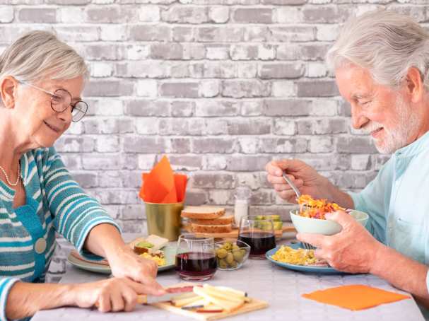Senioren die aan het eten zijn en tevens met pensioen zijn