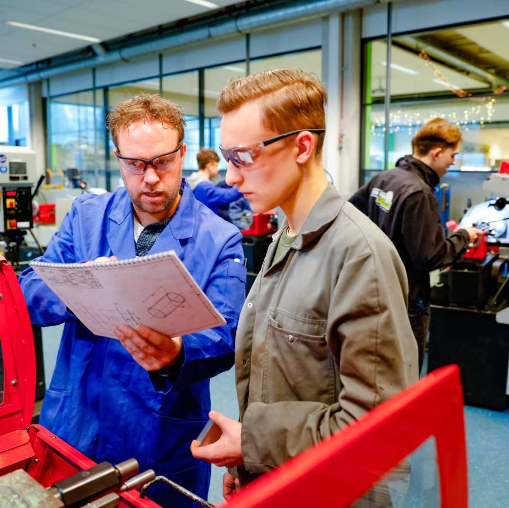 141476 Student krijgt uitleg bij machine