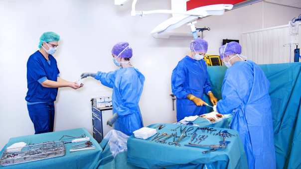 Medische Hulpverlening studenten oefenen als operatieassistent in de operatiekamer