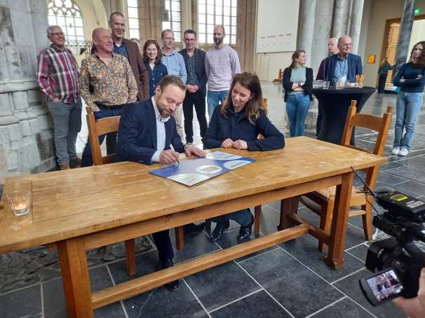 Stichting Eusebius en de HAN Academie Engineering en Automotive zetten handtekening voor samenwerking in waterstof Livinglab project. 