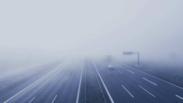 Stockfoto auto's in de mist