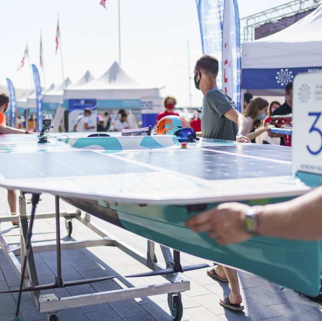 387990 De HAN Solarboat op weg naar het water voor een wedstrijd in Monaco