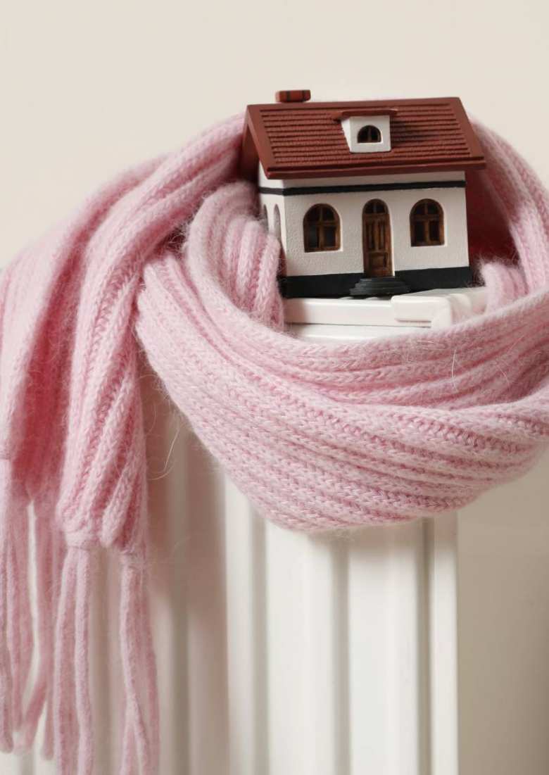 410577 Huis met sjaal op verwarming. Seece. Huis zonder aardgas