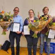 518556 Foto uit een persbericht van de Nederlandse Vereniging voor het Onderwijs in de Natuurwetenschappen, met als winnaar van de NVOX-prijzen Roger Rikken docent Lerarenopleiding Natuurkunde.