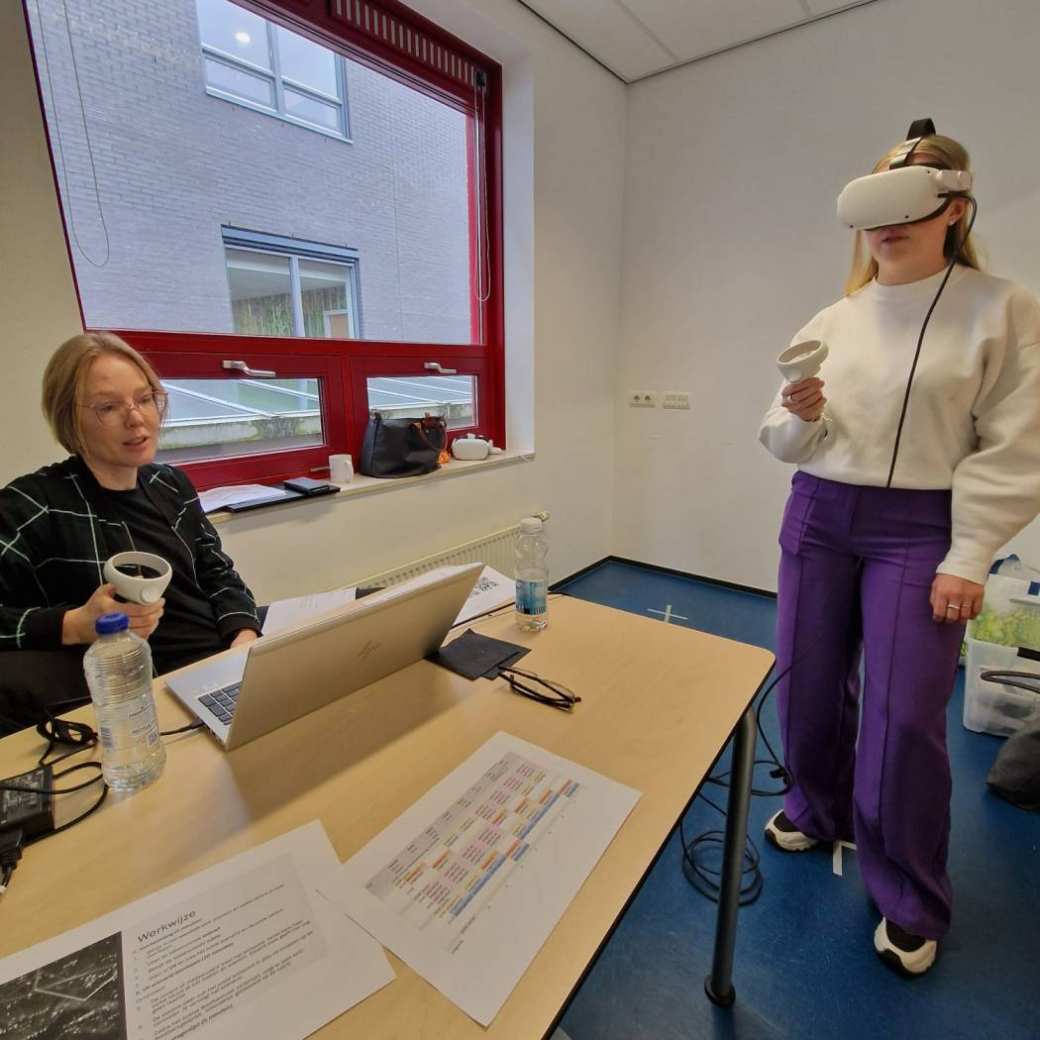 Marieke Kleinhuis en Sanne met een VR bril op