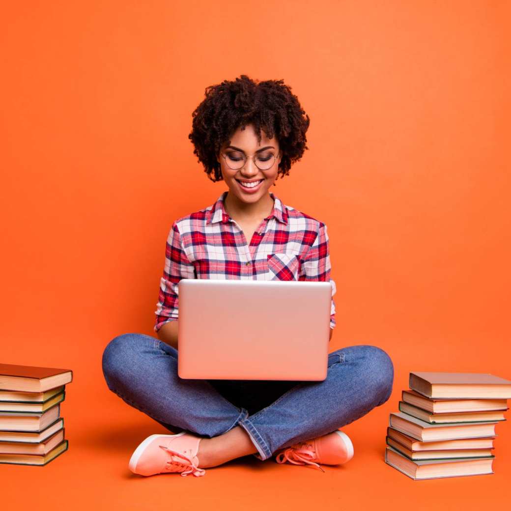 395617 student op laptop boeken regelen uitzoeken