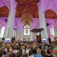 551896 Rob Verhofstad opent het nieuwe studiejaar in de Stevenskerk in Nijmegen.