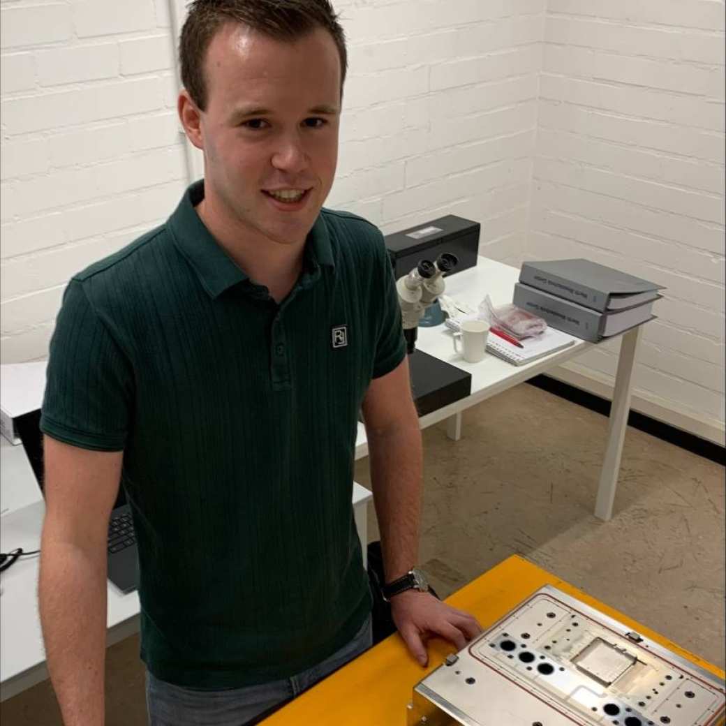 442086 Harm van Marwijk, student Werktuigbouwkunde, bij een mold set van zijn stagebedrijf Boschman Advanced Packaging Technology