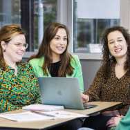 Vier studenten van de Master Advanced Nursing Practice zitten rond een laptop en overleggen samen op de HAN in Nijmegen.