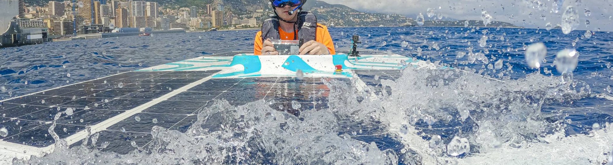 310470 Solarboat in actie tijdens Energy Boat Challenge met skyline Monaco met piloot Mitchel Kraai