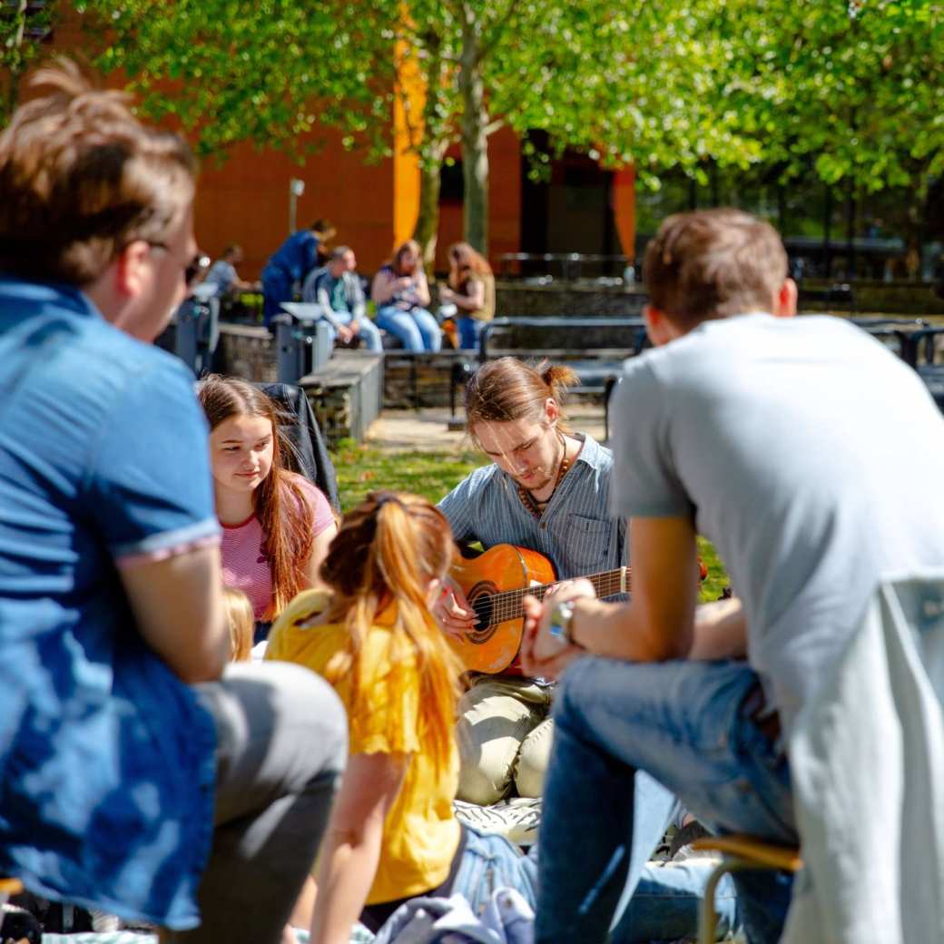 studenten buiten met gitaar